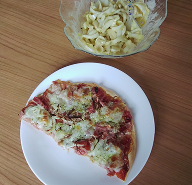 Selbstgemachte Pizza, Brüsselersalat mit Birne
