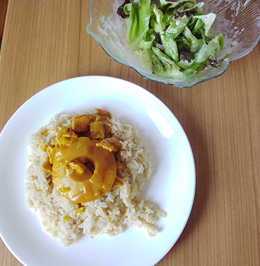 Curryreis mit Ananas und Kopfsalat