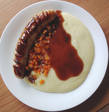 Kalbsbratwurst mit Kartoffelstock, Bratensauce mit Burnoise Karotten und Zwiebeln