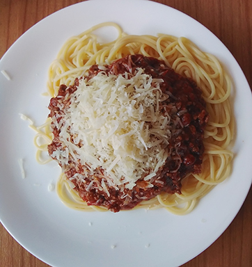 Spaghetti Bolognese mit Reibkäse